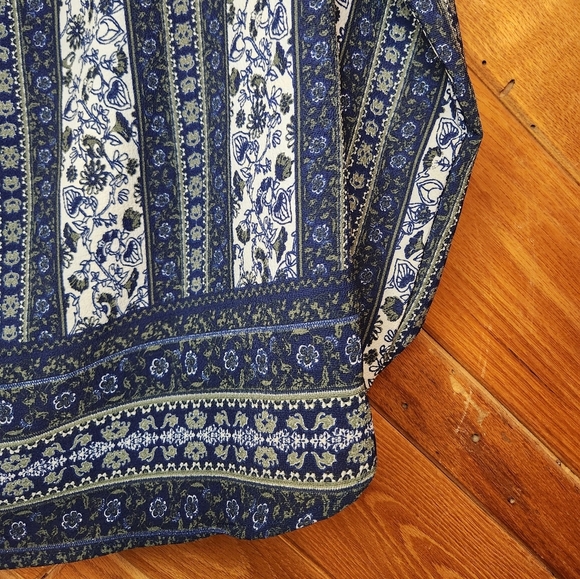 Rue 21 blue and white floral striped long sleeve blouse size medium - Picture 11 of 11